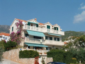 Apartments and rooms Mate1-near sea